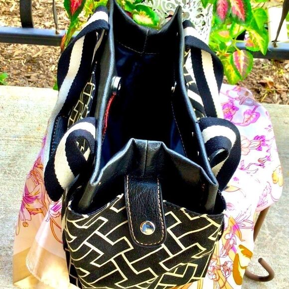 TOMMY HILFIGER AMERICAN CLASSIC SMALL SATCHEL - Picture 4 of 13